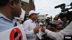 FILE PHOTO - Ath Thon, head of the Cambodian Labor Confederation speaks at a press conference in front of the National Assembly, Phnom Penh, Cambodia. (Leng Len/VOA Khmer) ​ 