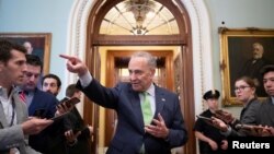 Senatdagi demokratlar sardori Chak Shumer (markazda) jurnalistlar bilan uchrashmoqda, Vashington, 2021-yil, 24-iyun.