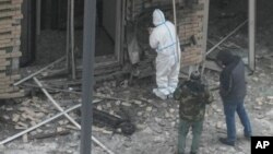 Các nhà điều tra làm việc gần chiếc xe tay ga nơi Trung tướng Igor Kirillov, người đứng đầu Lực lượng Phòng vệ Hạt nhân, Sinh học và Hóa học của Nga, cùng trợ lý của ông thiệt mạng gần một khu chung cư ở Moscow, Nga, vào ngày 17/12/2024.