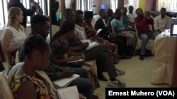 Des journalistes à la conférence de presse de MSF à Bukavu, 25 avril 2018. (VOA/Ernest Muhero)