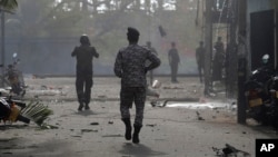 Bezbednosne snage Šri Lanke prilaze mestu eksplozije kombija parkiranog ispred crkve svetog Antonija u Kolombu, Šri Lanka, 22. aprila 2019.