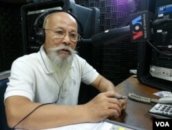 រូបឯកសារ៖ លោក​បណ្ឌិត ឡៅ ម៉ុងហៃ អ្នក​វិភាគ​ឯករាជ្យ​ចូល​រួម​ជា​វាគ្មិន​នៅ​ក្នុង​កម្មវិធី​វិទ្យុ ហេឡូវីអូអេ នៅ​ក្នុង​បន្ទប់​ផ្សាយ​វីអូអេ​នៅ​ក្រុង​ភ្នំពេញ។​(លឹម សុធី/VOA)