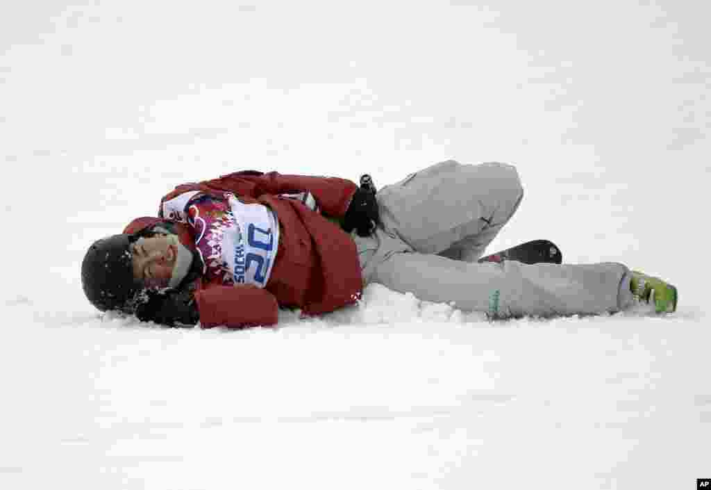 Canada&#39;s Yuki Tsubota lies in the snow after crashing during the women&#39;s freestyle skiing slopestyle final at the Rosa Khutor Extreme Park, Krasnaya Polyana, Russia, Feb. 11, 2014.