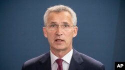 옌스 스톨텐베르그 북대서양조약기구(NATO) 사무총장이 지난 27일 독일 베를린에서 앙겔라 메르켈 독일 총리를 만나 기자회견을 하고 있다. 