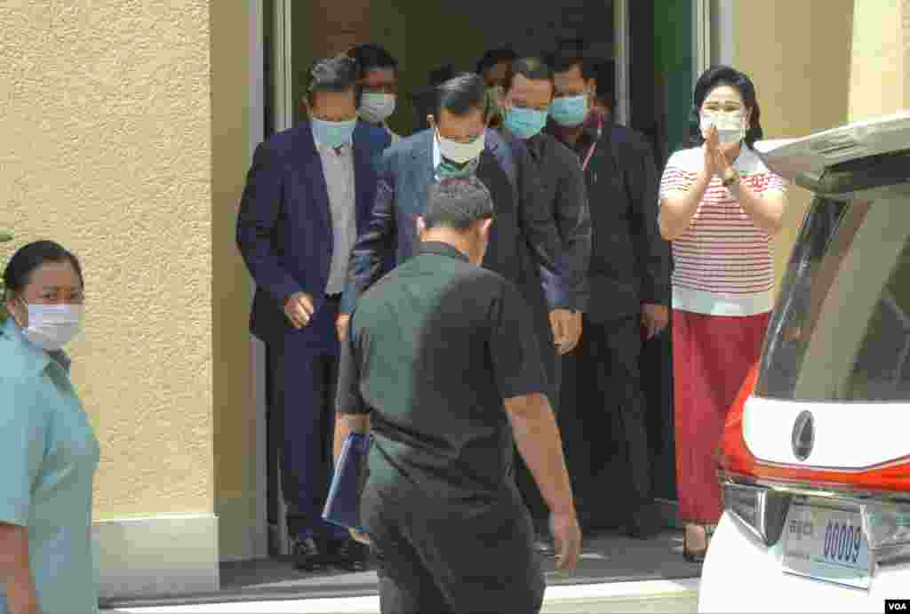 លោក​នាយក​រដ្ឋមន្ត្រី​ ហ៊ុន សែន​ និង​លោក​ស្រី​ ប៊ុន រ៉ានី​ ហ៊ុន​សែន​ មក​ទទួល​​ការ​ចាក់​​វ៉ាក់សាំង​បង្ការ​ជំងឺ​កូវីដ១៩​​ របស់​ក្រុមហ៊ុន​ AstraZeneca​ ដែល​បាន​ទទួល​ស្គាល់​ដោយ​អង្គការ​​សុខភាព​ពិភពលោក (WHO)​ នៅ​មន្ទីរពេទ្យ​កាល់ម៉ែត្រ​​ ភ្នំពេញ​ ថ្ងៃទី៤​ ខែមីនា​ ឆ្នាំ២០២១។​ (ខាន់​ សុគុំមនោ​/​វីអូអេ)