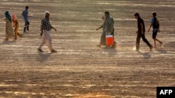 Iraqi families fleeing violence in the northern city of Tal Afar, arrive at the Kurdish checkpoint in Aski kalak, 40 km West of Arbil, in the autonomous Kurdistan region, July 1, 2014. 