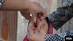 Seorang anak laki-laki menerima vaksin polio saat kampanye anti-polio di Provinsi Farah, Afghanistan, 2020. (Foto: VOA)