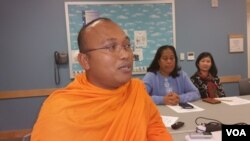 ព្រះ​តេជ​ព្រះគុណ​ប៊ុត ប៊ុនទិញ​ ប្រធាន​បណ្តាញ​ព្រះសង្ឃឯករាជ្យដើម្បី​យុត្តិធម៌សង្គម​ និមន្ត​ចូលរួម​ក្នុង​កិច្ច​ប្រជុំ​របស់​សមាគម​ខ្មែរ​នៅ​សហរដ្ឋ​អាមេរិក នៅFalls Church, Virginiaកាល​ ពីថ្ងៃព្រស្បតិ៍​ ទី​១០ ខែ​ធ្នូ ឆ្នាំ ២០១៥ ។ (ពិន ស៊ីសុវណ្ណ/VOA)