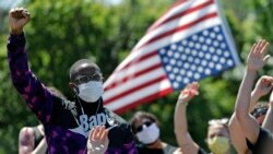 Demonstranti prisustvuju čikaškom Maršu za pravdu u čast Georgea Floyda u subotu, 6. juna 2020. u Chicagu.