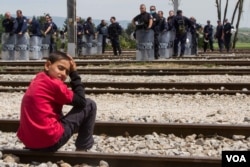 Riot police have been deployed amid occasional clashes between different ethnic groups of refugees, with confrontations often sparked over food, April 22, 2016. (J. Owens/VOA)