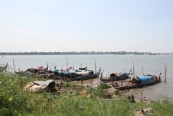 រូបឯកសារ៖ ទូកនេសាទកំពង់ចតចោលនៅក្បែរច្រាំងទន្លេមេគង្គ ក្នុងសង្កាត់ជ្រោយចង្វារ ខណ្ឌជ្រោយចង្វារ រាជធានីភ្នំពេញ ថ្ងៃទី៥ ខែមិថុនា ឆ្នាំ២០២១។ (កាន់ វិច្ឆិកា/វីអូអេ)