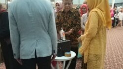 Tamu undangan menggunakan penyanitasi tangan yang disediakan pengantin