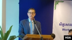 លោក Michael Newbill អនុប្រធានបេសកកម្មស្ថានទូតសហរដ្ឋអាមេរិកប្រចាំកម្ពុជា ថ្លែងអំឡុងពេលសិក្ខាសិលាស្តីពី «ការប្រឆាំងព័ត៌មានក្លែងបន្លំសម្រាប់អ្នកសារព័ត៌មានកម្ពុជា» កាលពីថ្ងៃទី២៦ ខែតុលា ឆ្នាំ២០១៨ នៅក្រុងភ្នំពេញ។ (ណឹម សុភ័ក្រ្តបញ្ញា/VOA)