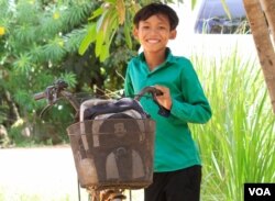 កុមារា ក្រន និលមុនី អាយុ១៣ឆ្នាំ រស់នៅ​ជាមួយ​ជីតា ក្នុង​ស្រុក​បន្ទាយស្រី ខេត្តសៀមរាប ក្រោយ​ពី​ត្រូវបាន​សមាហរណកម្ម​ចេញ​ពី​មណ្ឌល។ (ស៊ុន ណារិន/VOA)