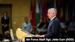 美国麦凯恩号驱逐舰在新加坡以东马六甲海峡发生撞船事件后，抵达新加坡樟宜海军基地。 The guided-missile destroyer USS John S. McCain (DDG 56) arrives pier side at Changi Naval B