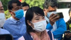 សកម្មជន​ក្រុម​យុវជន​ខ្មែរ​ថាវរៈ អ្នកស្រី ឈឿន ដារ៉ាវី ក្នុង​សន្និសីទ​ព័ត៌មាន នៅ​តាម​ដង​ផ្លូវ​មួយ​នៅ​ខណ្ឌ​ចម្ការមន រាជធានី​ភ្នំពេញ នៅ​ថ្ងៃទី២៣ ខែវិច្ឆិកា ឆ្នាំ២០២១។ (ហ៊ុល រស្មី/វីអូអេ)