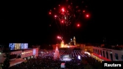 Pohon natal di luar Gereja Kelahiran atau Church of Nativity di Tepi Barat, Kota Bethlehem, 2 Desember 2017.