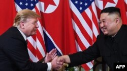 លោក​ប្រធានាធិបតី​អាមេរិក​ ដូណាល់​ត្រាំ ​(ឆ្វេង) ចាប់រលាក់ដៃ​ជាមួយនឹង​លោក ​គីម ជុងអ៊ុន​ មេដឹកនាំ​កូរ៉េ​ខាងជើង​ក្រោយពី​កិច្ចប្រជុំ​មួយ នៅ​សណ្ឋាគារ Sofitel Legend Metropole ក្នុងទីក្រុងហាណូយ​ ប្រទេស​វៀតណាម នៅ​ថ្ងៃទី ២៧ ខែកុម្ភៈ ឆ្នាំ២០១៩។