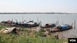 រូបឯកសារ៖ ទូកនេសាទ ដែលគេចតនៅក្បែរច្រាំងទន្លេមេគង្គ ក្នុងសង្កាត់ជ្រោយចង្វារ ខណ្ឌជ្រោយចង្វារ រាជធានីភ្នំពេញ ថ្ងៃទី៥ ខែមិថុនា ឆ្នាំ២០២១។ (កាន់ វិច្ឆិកា/វីអូអេ)