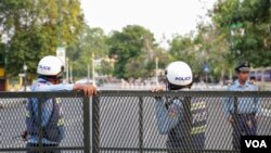 ប៉ូលិស​ឈរ​យាម​ នៅ​ក្បែរ​របារ​ដែក​ដែល​ដាក់​បិទ​ផ្លូវ​សុធារស​ នា​ថ្ងៃ​សវនាការ​លើ​បណ្តឹង​សុំ​នៅ​ក្រៅ​ឃុំ​របស់​លោក​ កឹម​ សុខា​ ទៅ​កាន់​សាលា​ឧទ្ធរណ៍​ នា​ព្រឹក​ថ្ងៃ​ទី​១​ ខែ​កុម្ភៈ​ ឆ្នាំ​២០១៨។​ នេះ​ជា​លើក​ទី​មួយ​ហើយ​ ដែល​លោក​ កឹម​ សុខា​ ត្រូវ​បាន​នាំ​ខ្លួន​មក​សវនាការ​ ចាប់​តាំង​ពី​ការចាប់​ខ្លួន​ អស់​រយៈពេល​ប្រមាណ​៥​ខែ​មក។ (អូន​ ឆេងប៉រ/VOA)