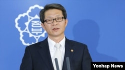 지난달 27일 서울 정부청사 2013년 업무보고 관련 브리핑 중인 류길재 한국 통일부 장관. (자료사진)