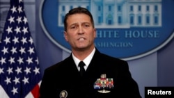 Dokter Gedung Putih, Ronny Jackson, menjawab pertanyaan mengenai kesehatan Presiden Amerika Serikat Donald Trump dalam konferensi pers harian di Gedung Putih, Washington, 16 Januari 2018. 