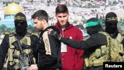 در جریان یک ماه گذشته که آتش‌بس میان حماس و اسراییل نافذ شده است، گروه حماس ۲۴ گروگان را آزاد کرده است.