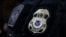 资料照片：美国移民及海关执法局执法与驱逐行动警官徽章。