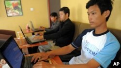 យុវជន​ខ្មែរ​កំពុង​ប្រើប្រាស់​អ៊ីនធឺណិត​នៅ​ហាង​កាហ្វេ​មួយ​នៅ​​ក្នុង​ទី​ក្រុង​ភ្នំពេញ​​កាល​ពី​ថ្ងៃ​ទី​២៥​ខែ​ឧសភា​ឆ្នាំ​២០១០។