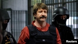 Viktor Bout, yang dikenal sebagai pedagang senjata asal Rusia, digiring oleh sejumlah petugas polisi di sebuah gedung pengadilan di Bangkok, pada 5 Oktober 2010. (Foto: Reuters/Sukree Sukplang)