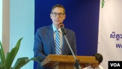 លោក Michael Newbill អនុប្រធានបេសកកម្មស្ថានទូតសហរដ្ឋអាមេរិកប្រចាំកម្ពុជា ថ្លែងអំឡុងពេលសិក្ខាសិលាស្តីពី «ការប្រឆាំងព័ត៌មានក្លែងបន្លំសម្រាប់អ្នកសារព័ត៌មានកម្ពុជា» កាលពីថ្ងៃទី២៦ ខែតុលា ឆ្នាំ២០១៨ នៅក្រុងភ្នំពេញ។ (ណឹម សុភ័ក្រ្តបញ្ញា/VOA)