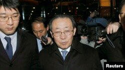 지난 2012년 2월 김계관 북한 외무성 부상이 베이징에서 글린 데이비스 미 국무부 대북정책특별대표와의 회담을 마친 후 호텔에 복귀하며 기자들의 질문을 받고 있다. ㅁ