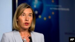 រូបឯកសារ៖​ លោកស្រី Federica Mogherini អនុប្រធាន​​គណៈ​កម្មាការ​អឺរ៉ុប ​ដែល​ទទួល​បន្ទុក​ផ្នែក​កិច្ចការ​បរទេស ​និង​សន្តិសុខ​របស់​សហ​ភាព​អឺរ៉ុប​ថ្លែង​នៅ​ឯ​សន្និសីទ​ប្រព័ន្ធផ្សព្វផ្សាយ​មួួយ​នៅ​ក្នុង​ទីក្រុង​ព្រុចស៊ែល​ កាលពី​ថ្ងៃទី១១ ខែមករា ឆ្នាំ២០១៨។ (រូបភាព AP)