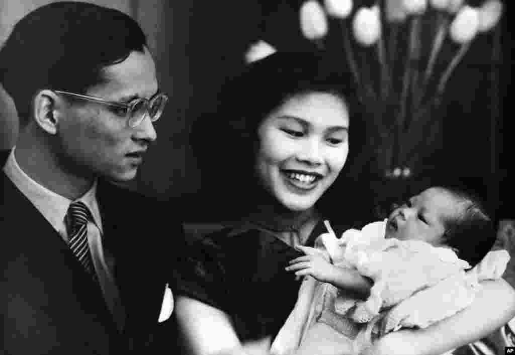 Putri Ubol Ratana, yang berarti teratai berlian, bersama orangtuanya, Raja Bhumibol Adulyadej, 24, dan Ratu Sirikit, 19, pada 2 Mei 1951. Putri lahir di Lausanne, Swiss, pada 6 April, 11 bulan setelah pernikahan dan penobatan orangtuanya di Bangkok.