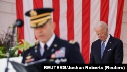 Obeležavanje Dana sećanja na Nacionalnom vojnom groblju u Arlingtonu (Foto: REUTERS/Joshua Roberts)