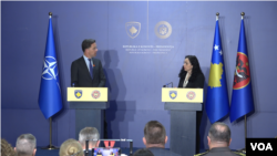 Mark Rute i Vjosa Osmani na konferenciji za medije u Prištini.