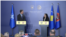 Mark Rute i Vjosa Osmani na konferenciji za medije u Prištini.