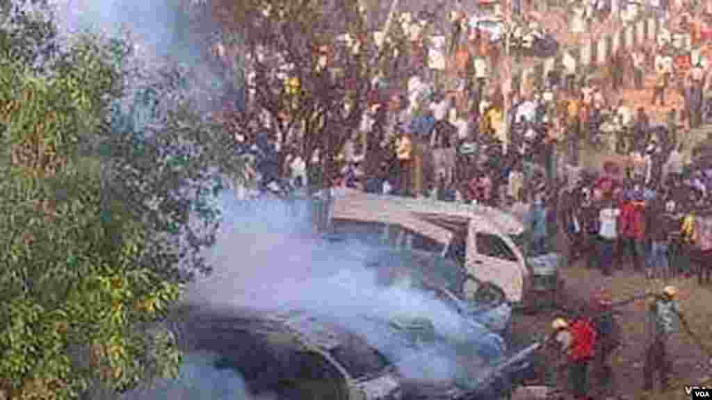 People assemble close to where a bomb had exploded in a motor vehicle pool in Nyanya, 16 kilometers from Abuja&#39;s city center, April 14, 2014. (Sulieman Hudu/VOA Hausa)