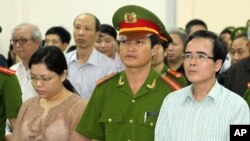 A U.S-trained lawyer and well-known dissident Le Quoc Quan (r) listens to the judge during his trial in Hanoi, Vietnam, Oct. 2, 2013. 