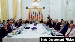 Menteri Luar Negeri AS John Kerry bertemu dengan para anggota kelompok P5+1 di tengah negosiasi nuklir Iran di Wina, Austria (7/7). 