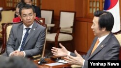 윤병세 한국 외교장관(오른쪽)이 29일 오후 서울 외교부 청사에서 첸드 뭉흐어르길 몽골 외교장관과 환담하고 있다.