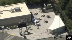 រូបភាព​ពី​វីដេអូ នៅកន្លែង​ដែល​តាក់ស៊ី​មួយ​គ្រឿង​បាន​បើក​បុក​អ្នក​ថ្មើរជើង​ កាល​ពី​ថ្ងៃ​ទី៣ ខែ​កក្កដា នៅ​រដ្ឋ Boston។