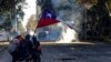 Los manifestantes chilenos continúan sus airadas protestas contra la desigualdad a pesar de las medidas económicas del presidente Piñera y su aceptación de redactar una nueva Constitución. AFP/Martin Bernetti