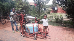 ኣብ መስርሕ ምቁጽጻር ኣንበጣ እትገልግል ማሽን ዝሰርሐ መንእሰይ መሃንድስ