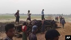 মিয়ানমারে তার তাইং গ্রামে মৃতদের অন্তেষ্ট্যিক্রিয়ায় অংশ নিচ্ছে গ্রামবাসীরা (ফাইল ছবি ২ মার্চ, ২০২৩)
