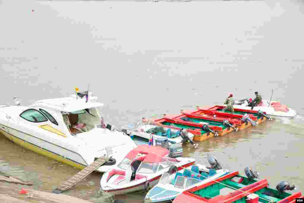 ទូក​សង្រ្គោះ​ត្រៀម​ខ្លួន​ប្រតិបត្តិការ​អំឡុង​​ពេល​ព្រះរាជពិធីបុណ្យ​អុំទូក បណ្ដែត​ប្រទីប និង​សំពះ​ព្រះខែ អក​អំបុក ក្នុងរាជធានី​ភ្នំពេញ​ &nbsp;កាលពី​ថ្ងៃទី​១៩ ខែ​វិច្ឆិកា ឆ្នាំ ២០១៨។ (ទុំ ម្លិះ/VOA)