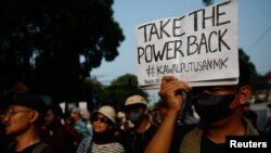 Aksi protes yang mendesak Komisi Pemilihan Umum (KPU) untuk mengeluarkan aturan pemungutan suara daerah yang mengikuti putusan Mahkamah Konstitusi, di luar kantor pusat KPU di Jakarta, 23 Agustus 2024.