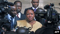 Fatou Bensouda, Procureur de la CPI, s'adresse à la presse à Abidjan (28 juin 2011)