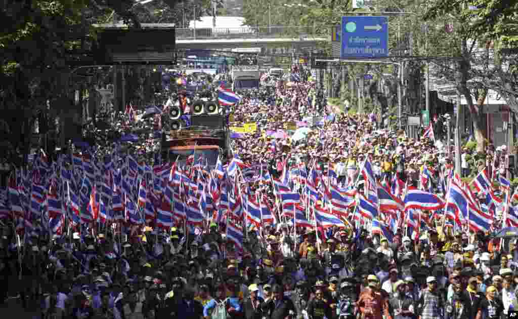 Anti-government protesters with national flags gather for a rally in Bangkok, Jan. 14, 2014.
