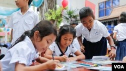 រូបឯកសារ៖ សិស្សានុសិស្ស​ ចូលរួមកម្មវិធីអានសៀវភៅ និងសកម្មភាពកំសាន្តផ្សេងៗ ក្នុងទិវាអំណានជាតិលើកទី២ នៅវិទ្យាស្ថានជាតិអប់រំ​ នាថ្ងៃទី ១១ ខែមិនា ឆ្នាំ ២០១៧​។ (ខាន់ សុគុំមនោ/VOA)